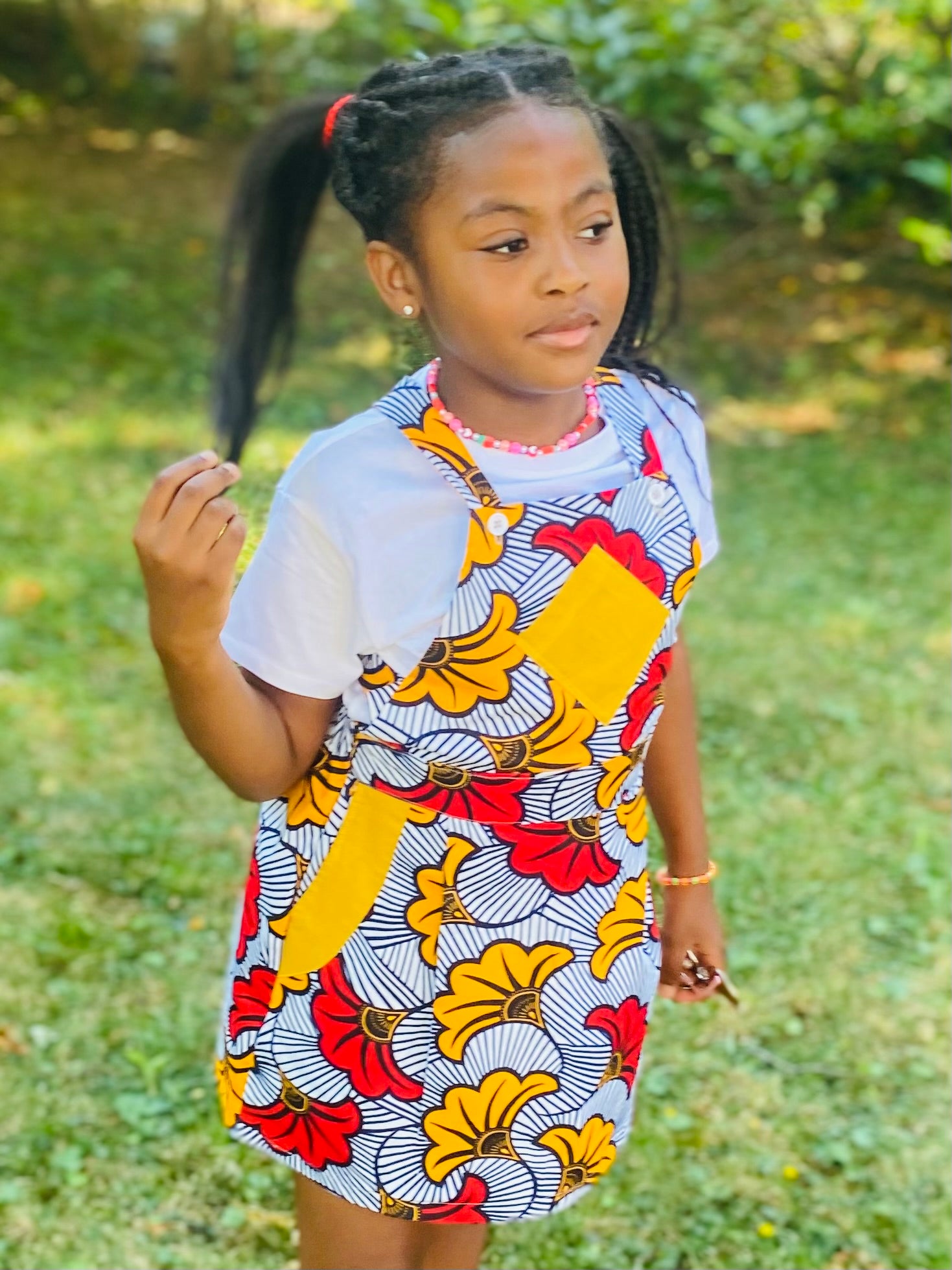 robe salopette en wax motif fleur de mariage rouge orange noir et blanc