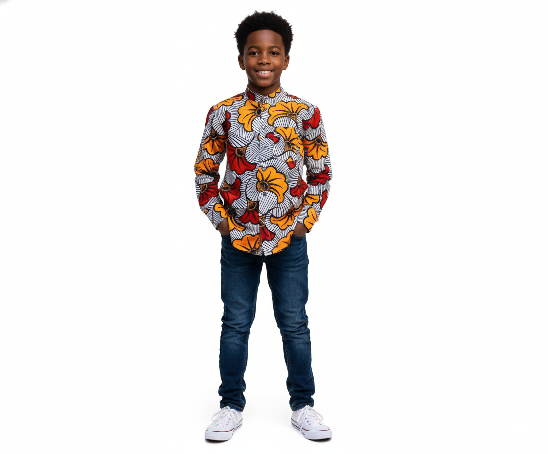 Chemise enfant  en wax fleuri "fleur de mariage", manches longues transformables en manches courtes grâce à un bouton discret . Coupe pratique et élégante pour un style modulable.