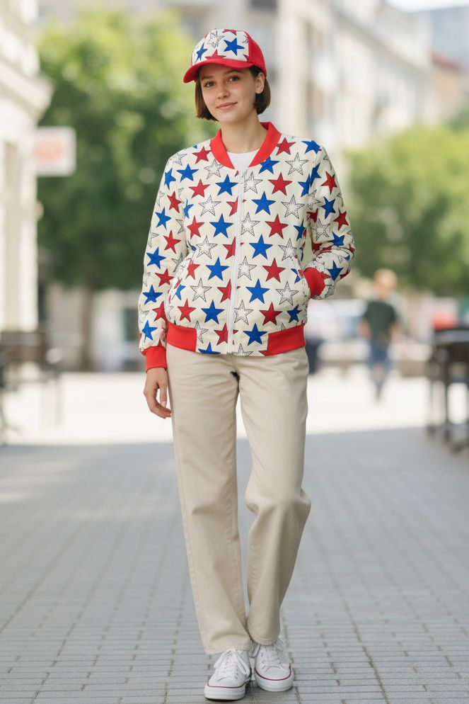 Ensemble mixte pour enfant composé d’un bomber et d’une casquette customisés en tissu wax, look coloré et tendance.
