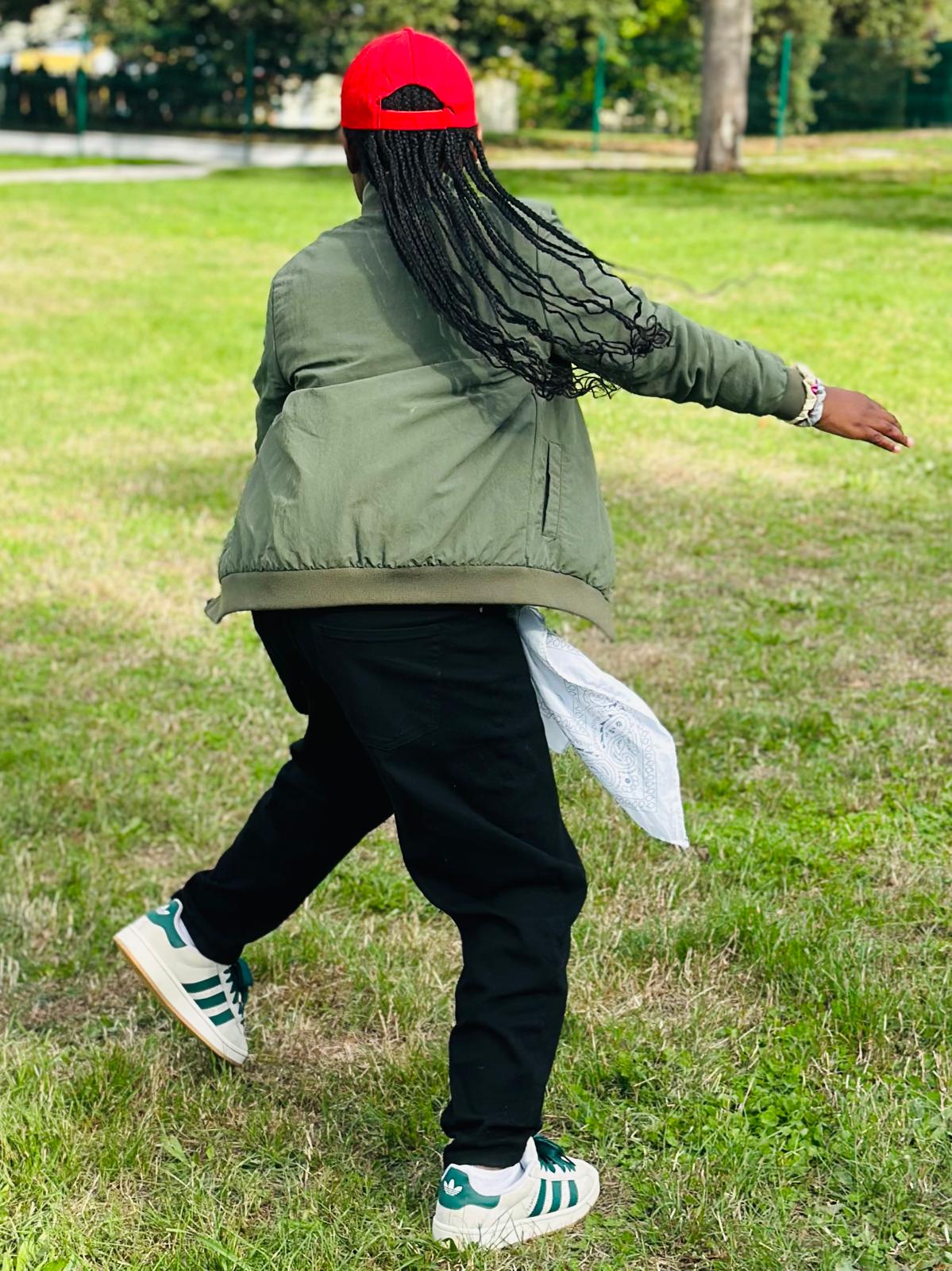 Vue arrière de la casquette pour enfants mixte, montrant la fermeture réglable à scratch pour un ajustement confortable.