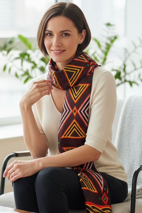Écharpe unisexe en tissu wax toghu, colorée et raffinée, parfaite pour sublimer un look avec une touche d’Afrique centrale.