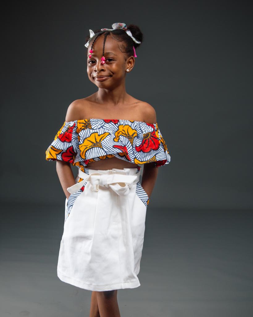 Ensemble fille en wax fleuri – crop top et jupe taille haute pour cérémonie ou mariage