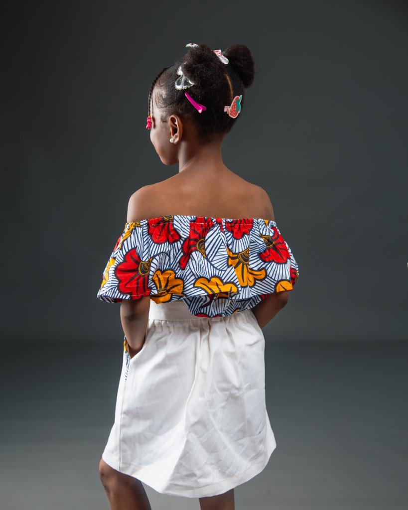 Tenue de cérémonie enfant en wax floral – ensemble crop top et jupe taille haute pour fille