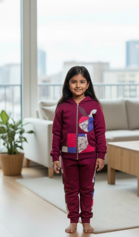 Ensemble jogging fille customisé avec empiècements en tissu wax coloré, mélange de confort et d’originalité