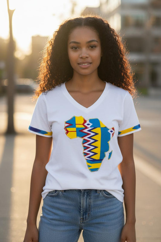 T-shirt femme Mouana blanc col V stretch avec customisation Wax artisanale.