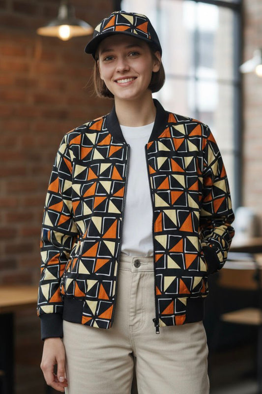 Bomber et casquette assortis en tissu wax bogolan pour enfants, tenue mixte mêlant héritage africain et style contemporain.