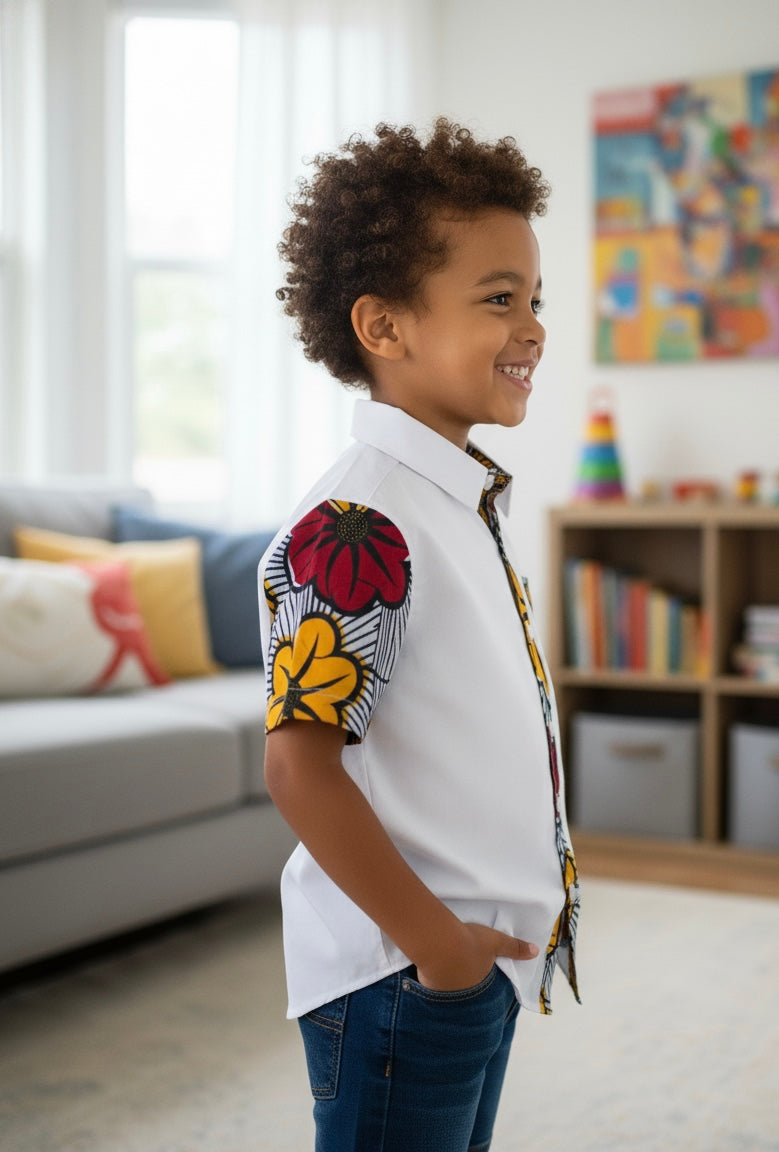 Chemise enfant blanche personnalisée avec wax coloré – tenue originale manches courtes pour garçon stylé