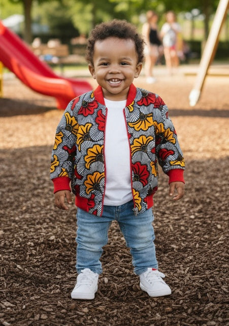 Bomber mixte pour enfant en tissu fleuri, porté sans casquette, idéal pour une tenue de mariage ou de cérémonie.