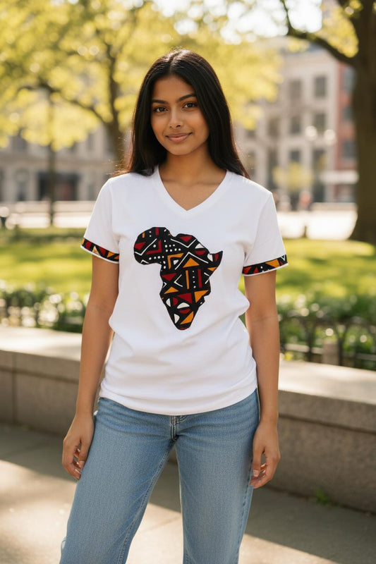 T-shirt femme Bogolan blanc col V stretch avec carte d’Afrique en tissu Wax Bogolan faite main.