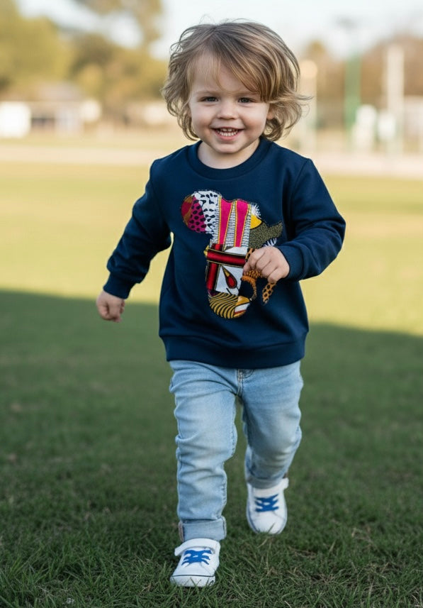 Enfant portant un sweat-shirt mixte aux couleurs vives, parfait pour un look joyeux et tendance.
