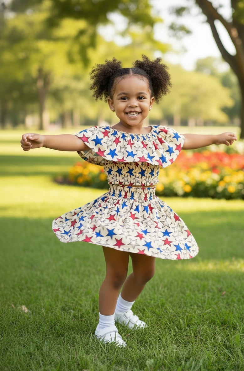Jeune fille portant un ensemble coloré en tissu wax, composé d’une jupe évasée et d’un crop top à épaules dénudées. Le motif vibrant et les couleurs vives donnent un style joyeux et estival.