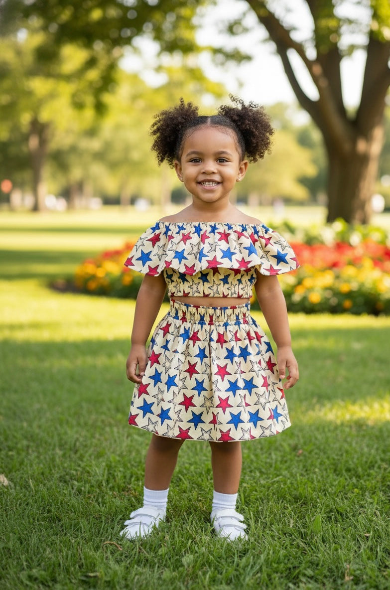 Ensemble pour enfant en tissu wax africain : jupe évasée et crop top à manches courtes, laissant les épaules dégagées. Tenue colorée et élégante, idéale pour les occasions festives.