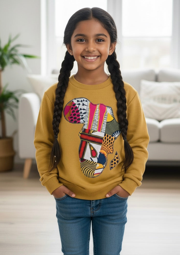 Fille portant un sweat-shirt mixte pour enfant, modèle confortable et stylé, adapté aux filles et garçons.