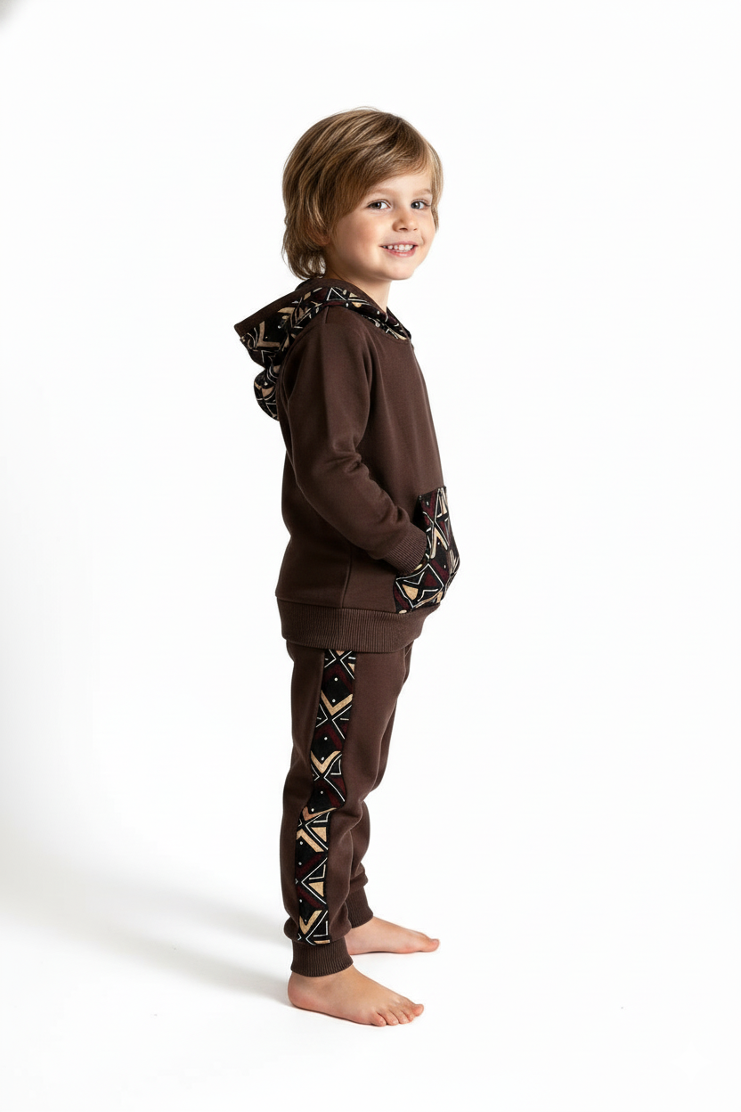 Jogging BOGOLAN mixte enfant, look afro chic marron chocolat, confection artisanale avec tissu wax 100 % coton sur les détails.