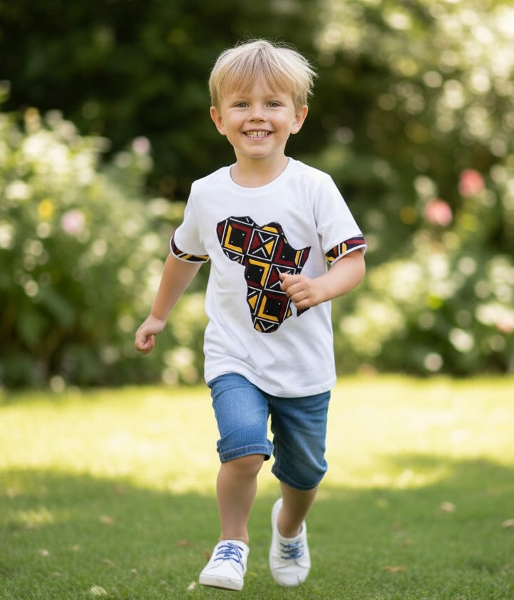 Haut mixte pour enfant avec une carte d’Afrique cousue en tissu bogolan traditionnel, motif ethnique sur fond uni. Pièce moderne et culturelle.