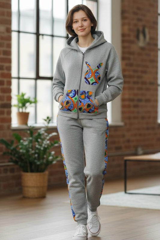 Jogging enfant mixte avec empiècements en tissu wax, look confortable et original aux inspirations africaines.
