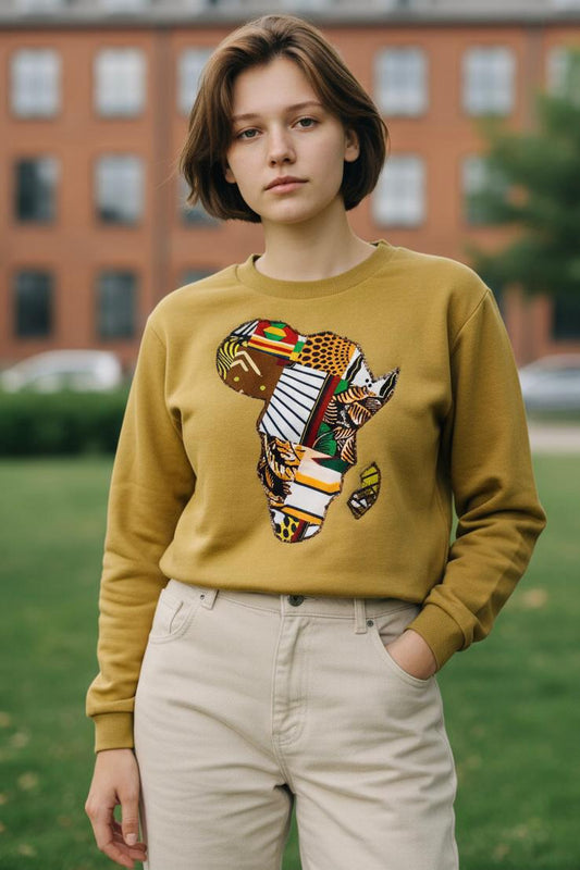 Enfant stylé portant un sweat-shirt mixte, modèle doux et pratique pour un usage quotidien.