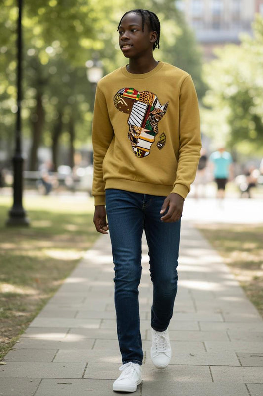 Enfant portant un sweat-shirt mixte à coupe unisexe, idéal pour un look casual en toute saison.