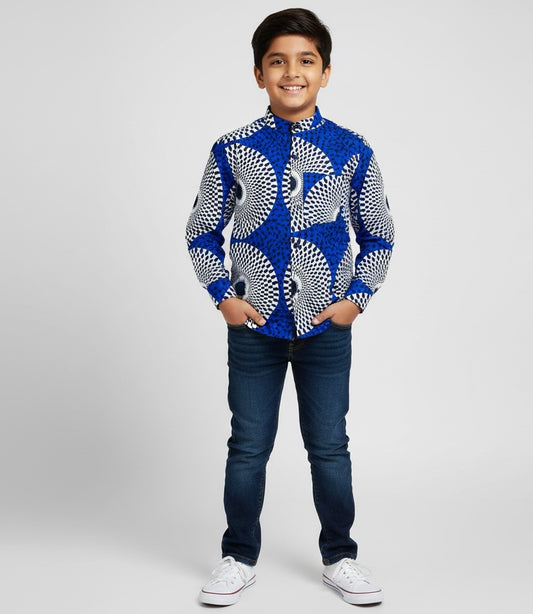 Enfant portant une chemise longue en wax deux-en-une avec manches amovibles grâce à un bouton, permettant de passer facilement de manches longues à manches courtes.