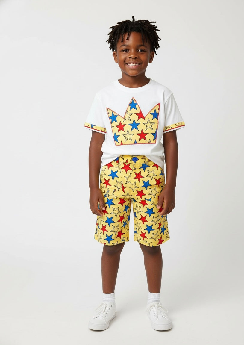 Détail du t-shirt enfant avec tissu wax assorti au bermuda – look afro moderne et fait main