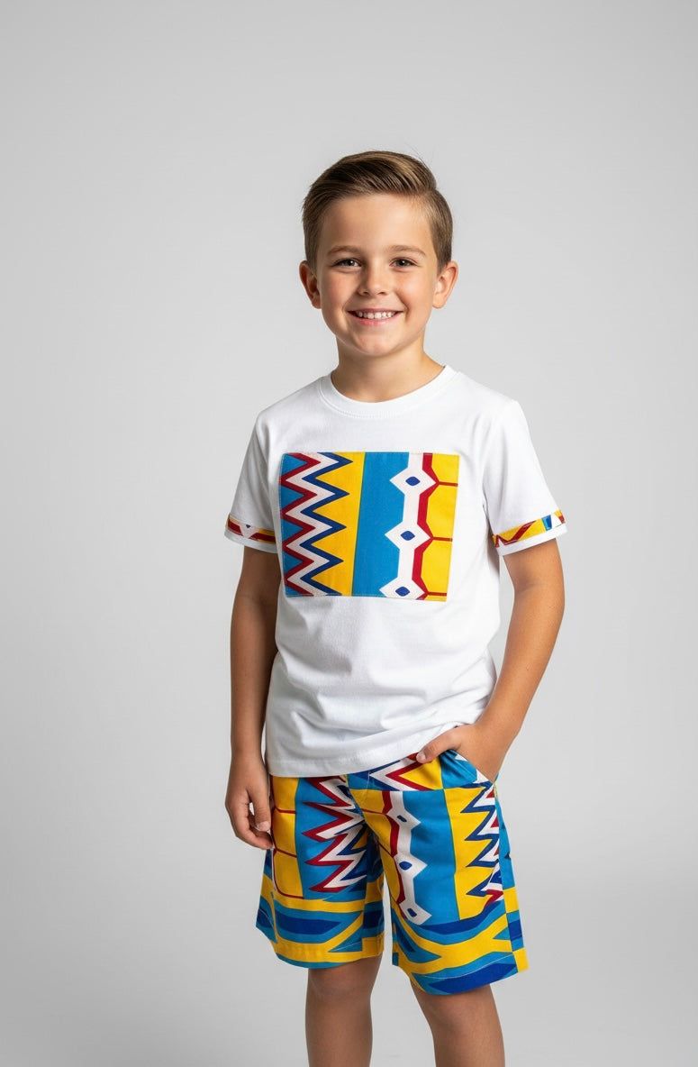 Ensemble garçon avec bermuda en wax coloré et t-shirt assorti customisé – tenue moderne et vive pour enfant stylé