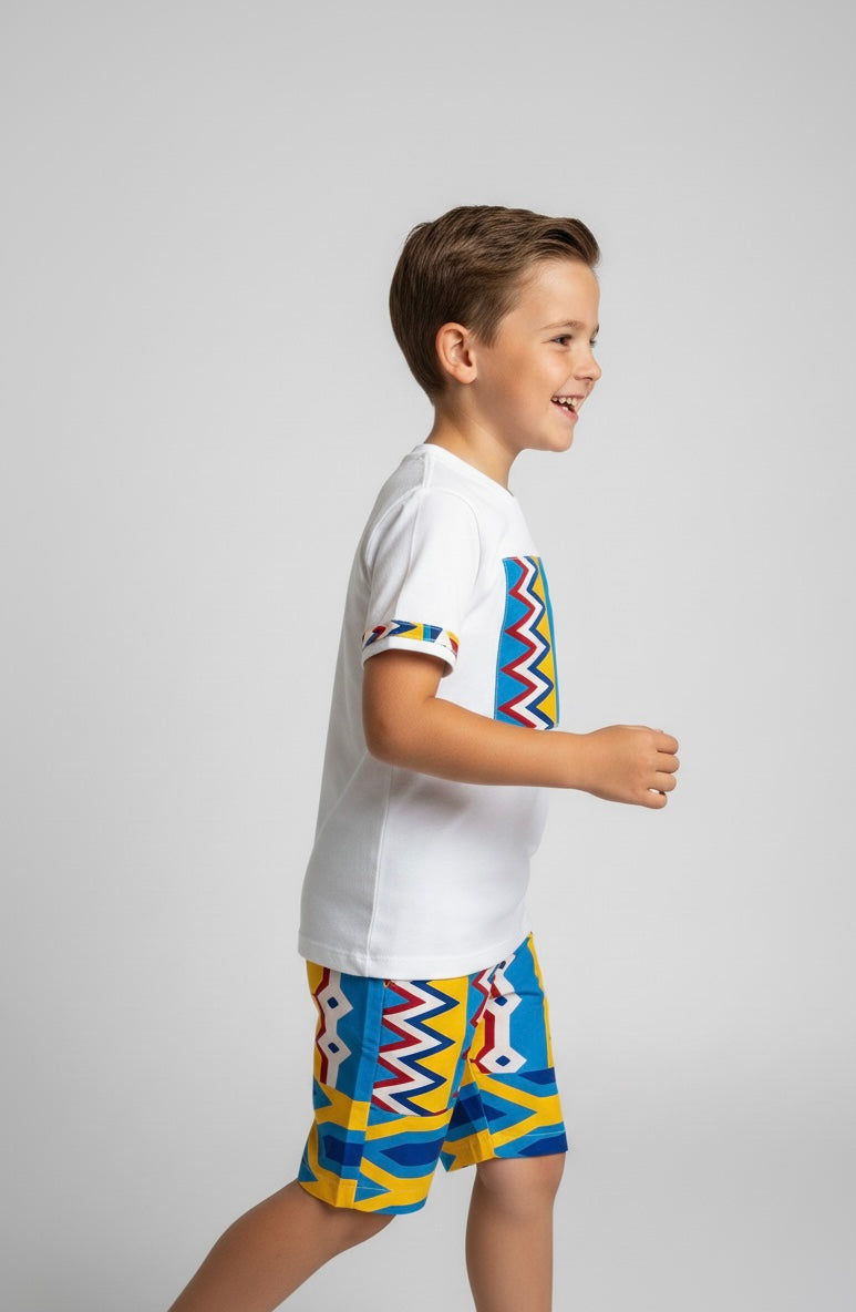 Look enfant wax : bermuda garçon en tissu africain vibrant et t-shirt blanc personnalisé avec rappel wax – ensemble original pour été ou cérémonie