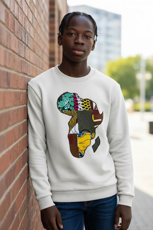 Enfant portant un sweat-shirt personnalisé avec un motif de la carte de l’Afrique, design culturel et moderne.