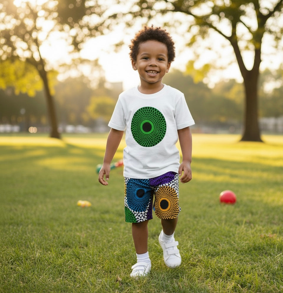 T-shirt et bermuda en wax pour garçon, ensemble artisanal DIA avec motif rond et poches latérales.