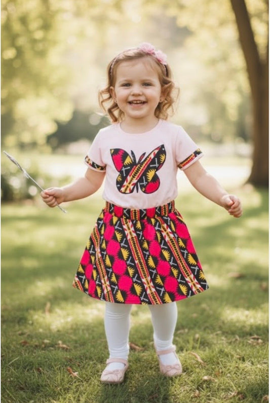 Ensemble fillette fait main 2/3 ans composé d’une jupe évasée en wax et d’un t-shirt rose en coton customisé avec tissu wax et papillon central.