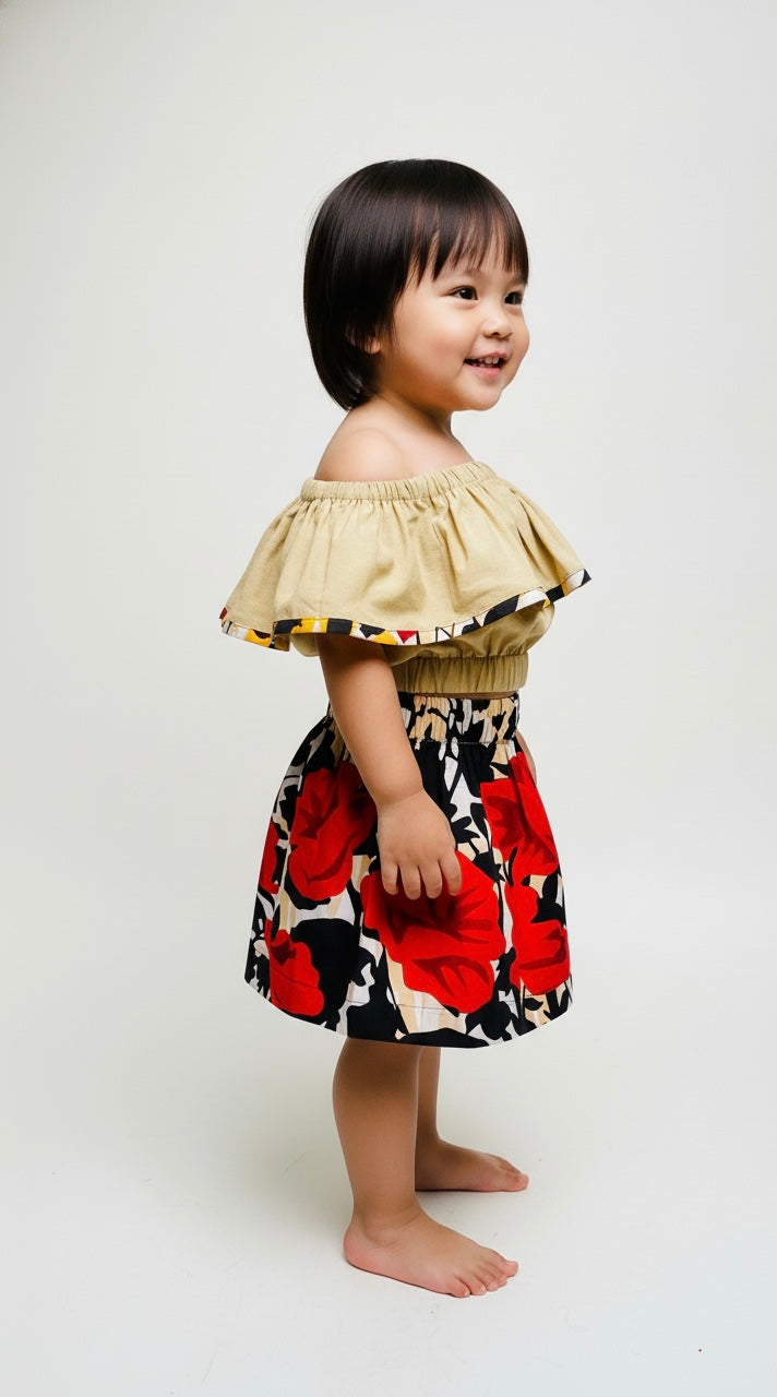 Détail du crop top en lin customisé avec tissu wax assorti à la jupe évasée – mode africaine enfant moderne