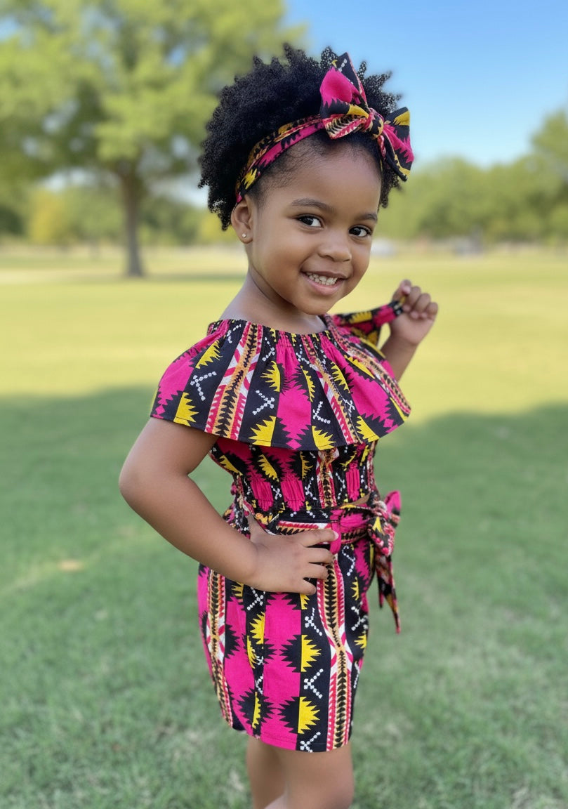 Ensemble fille en tissu wax africain coloré, composé d’un short taille haute, d’un crop top à bretelles et d’un bandeau assorti.
