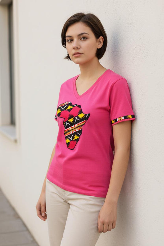 T-shirt femme Mona rose col V stretch avec carte d’Afrique en Wax faite main sur la devanture.