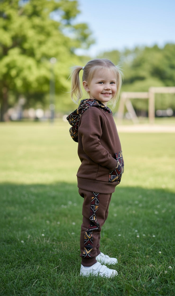 Jogging enfant BOGOLAN marron chocolat, modèle mixte garçon et fille, 65 % coton 35 % polyester, détails artisanaux en tissu wax africain.