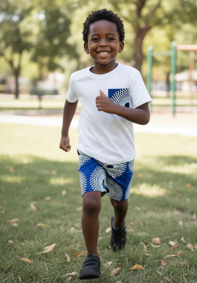 Ensemble garçon bermuda en wax coloré avec t-shirt customisé assorti, tenue unisexe confortable et tendance pour l’été.