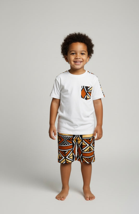 Ensemble garçon avec bermuda en wax bogolan et t-shirt blanc customisé – look ethnique chic pour enfant
