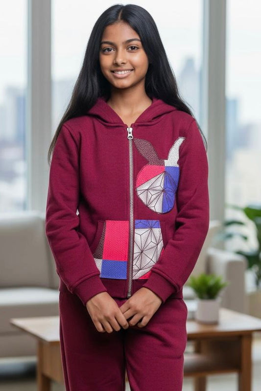 nsemble jogging fille customisé avec empiècements en tissu wax coloré, mélange de confort et d’originalité.