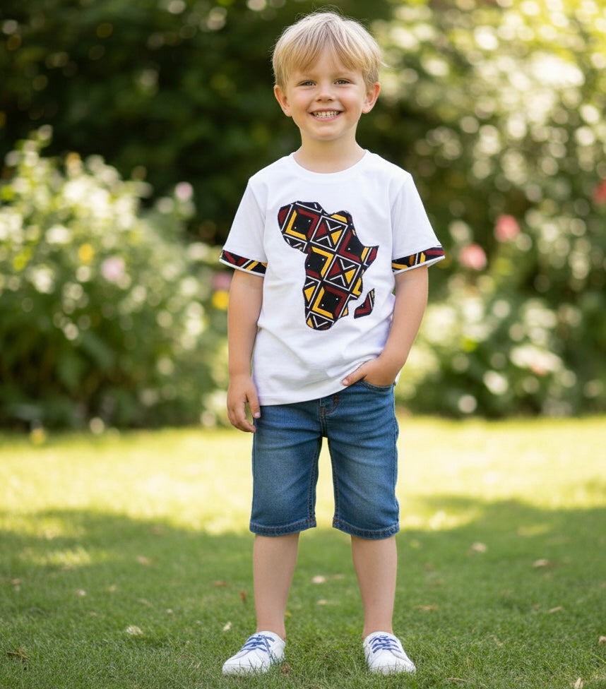 T-shirt enfant mixte blanc customisé avec une carte de l’Afrique en tissu bogolan noir et beige. Design original aux influences africaines.