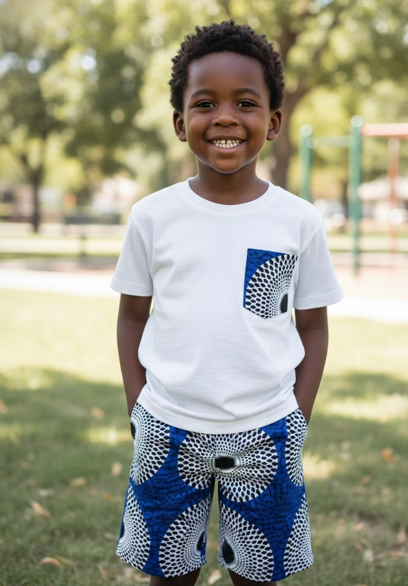 Garçon portant un ensemble été avec bermuda en tissu wax africain et t-shirt personnalisé coordonné, look stylé et original.