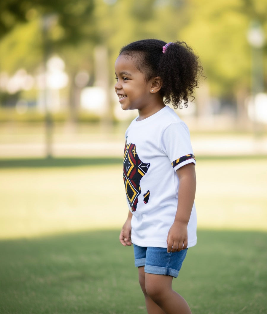 T-shirt mixte pour enfant avec détail en wax bogolan, style unique et artisanal.