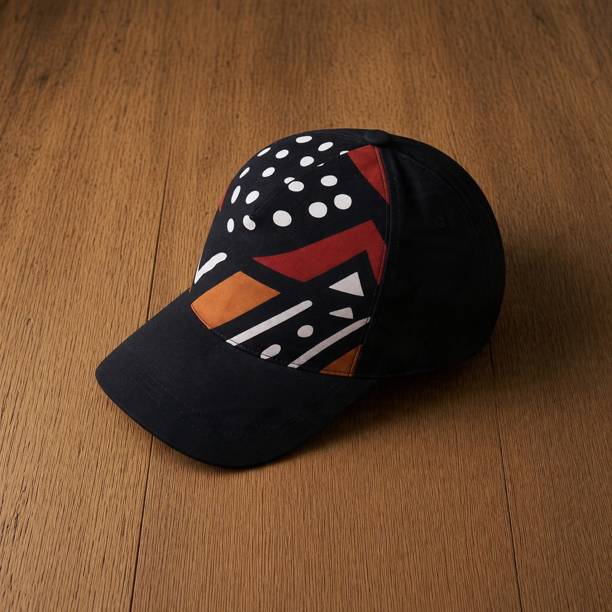 Détail du profil de la casquette  pour enfants, avec bande auto-agrippante réglable et finitions soignées.