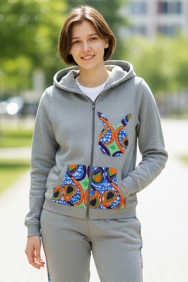 Ensemble sweat et pantalon unisexe customisé avec du wax coloré, parfait pour un style décontracté et unique.