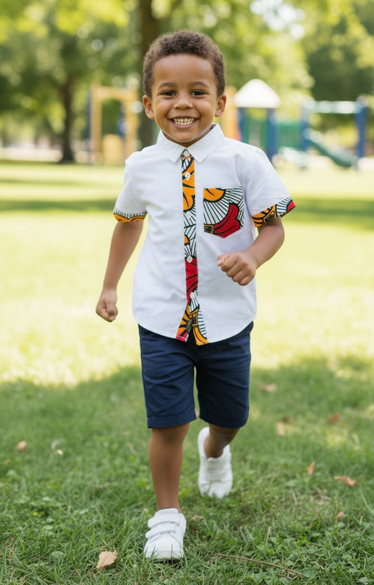 Chemise garçon blanche manches courtes avec détails en tissu wax – style moderne et élégant pour cérémonie ou fête