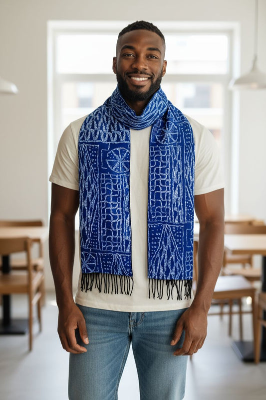 Écharpe artisanale en wax aux motifs ethniques, personnalisée pour adulte, avec intérieur molletonné pour un hiver stylé et chaleureux.