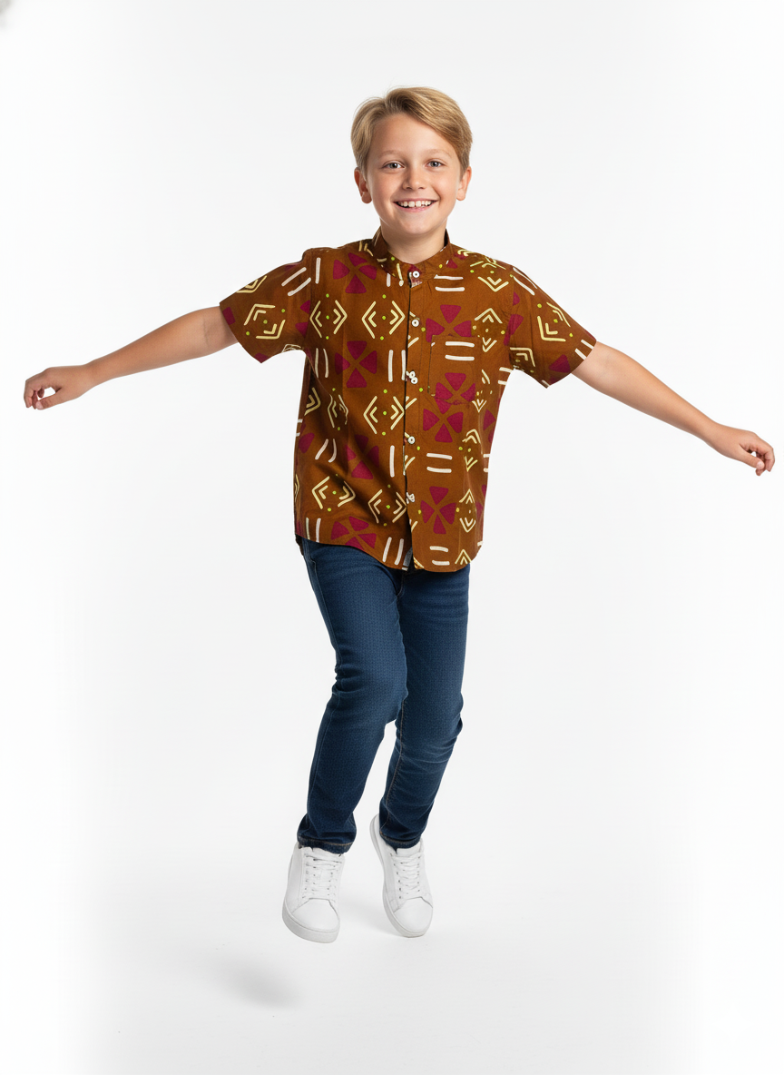 Chemise garçon manches courtes en wax léger, col Mao avec bouton, idéale pour les journées chaudes et les looks confortables avec une touche d’élégance africaine.