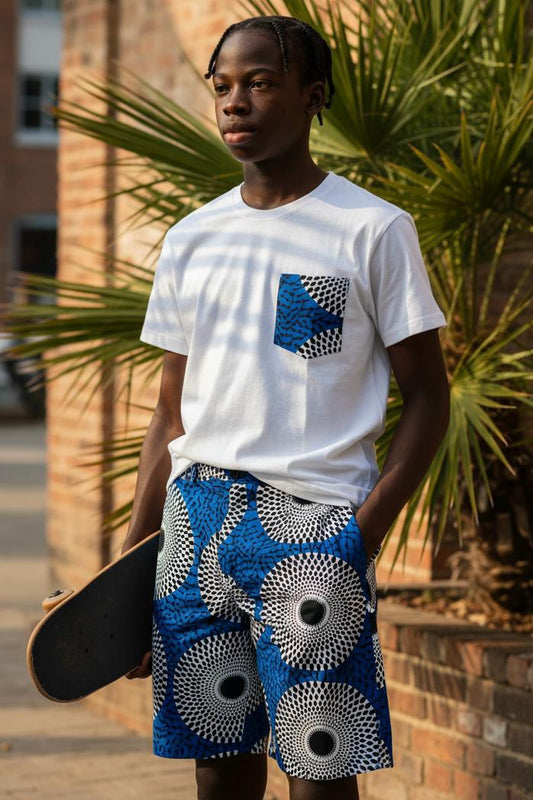 Garçon portant un ensemble été avec bermuda en tissu wax africain et t-shirt personnalisé coordonné, look stylé et original.