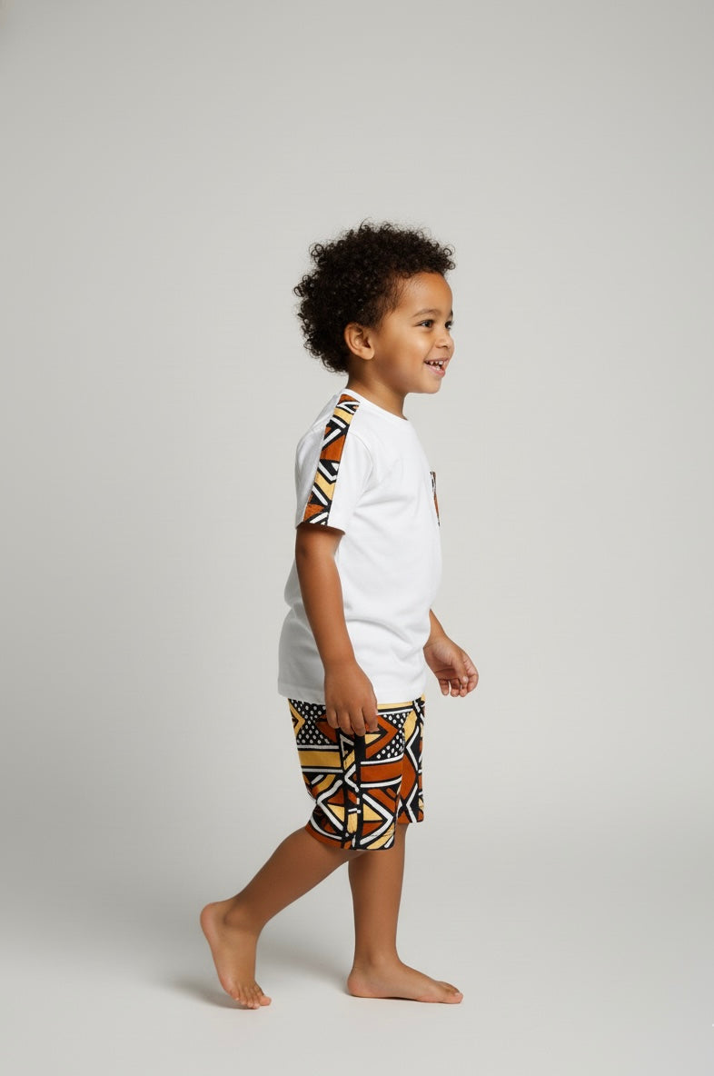 Tenue enfant garçon : bermuda en tissu bogolan moderne et t-shirt assorti avec détail wax – style afro tendance et original