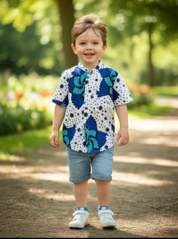 Chemise en wax fait main pour petit garçon à col Mao, confection artisanale en tissu africain aux motifs colorés.