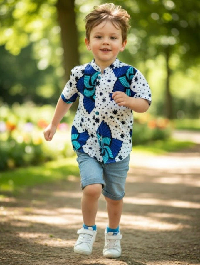 Chemise en wax pour petit garçon à col Mao, faite main, en tissu africain coloré, style élégant et confortable.