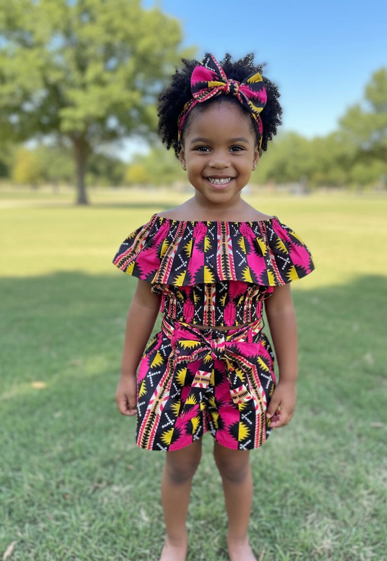 Tenue estivale pour fille en tissu wax : short taille haute, crop top et bandeau coordonné, style vibrant et traditionnel.