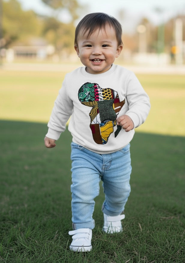Enfant portant un sweat-shirt personnalisé avec un motif de la carte de l’Afrique, design culturel et moderne.